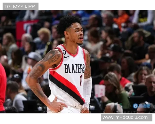 爱德华兹表现平平22投10中贡献28分三分与罚球命中率均不理想